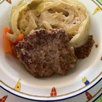 あっさりスープの煮込みハンバーグ❣️旦那さんがデミグラスソースじゃなくて、コンソメ味のあっさりがいいと言うので。野菜たーっぷりの煮込みハンバーグです✨✨ハンバーグを焼いた後のフライパンでいつもナポリタンを作るのですが、気がついたら、残骸だけになってました😱旦那さん完食‼️そしてザックリの形のハンバーグに粒マスタードが流れちまった、トホホ🫢| tamemitiさん