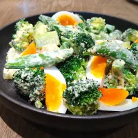 ブロッコリーとスナップえんどうのシーザーサラダ|古尾谷りかこさん