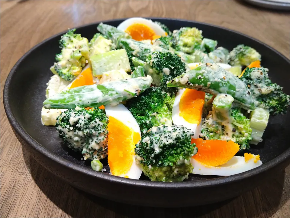 ブロッコリーとスナップえんどうのシーザーサラダ|古尾谷りかこさん