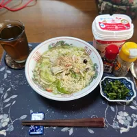 餡掛けラーメン(サッポロ一番塩ラーメンアレンジ)、大根の葉のごま油炒め、烏龍茶、グラニュー糖入りヨーグルト(昼飯)|enarinさん