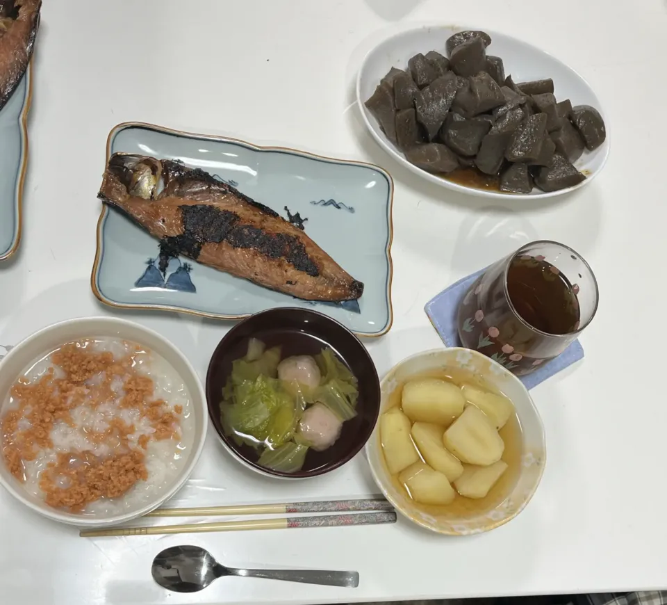 晩御飯☆鯖みりん☆こんにゃくの焼肉タレ炒め☆じゃが芋の煮っ転がし☆白菜とエビ団子のスープ☆母さんはお粥|Saharaさん