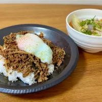 ピリ辛肉そぼろ丼温玉乗せと具沢山豚汁| ふくすけ食堂さん