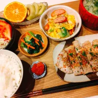 ハーブポークソテー、白菜とウインナーと玉子のオイスター炒め、チンゲン菜と人参のナムル、生野菜サラダ、明太子、お味噌汁、キウイフルーツ＆みかん🥝🍊|samさん