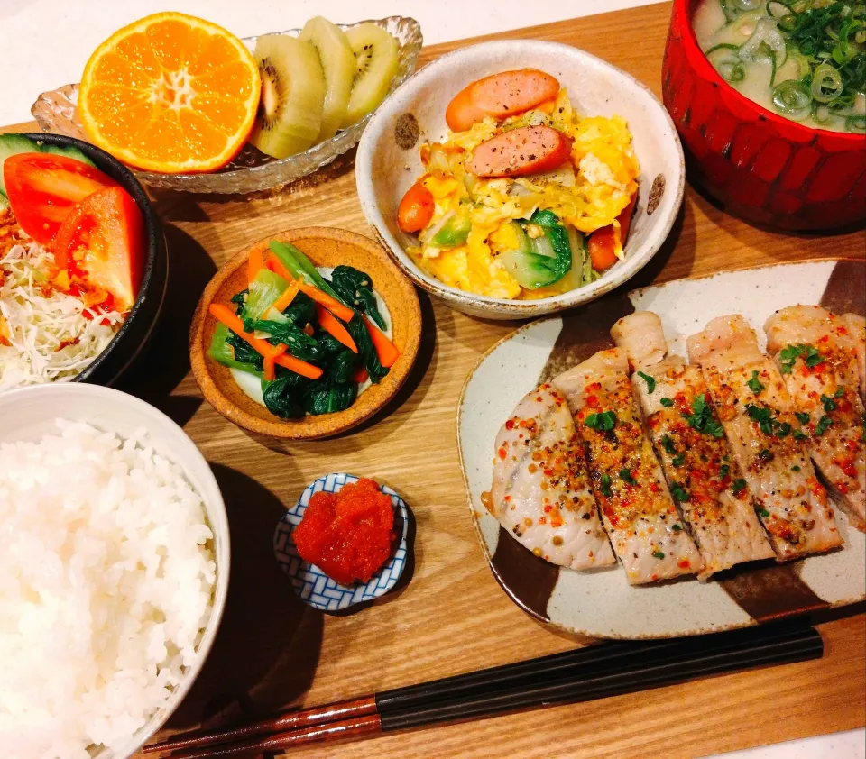 ハーブポークステーキ、白菜とウインナーと玉子のオイスター炒め、チンゲン菜と人参のナムル、生野菜サラダ、明太子、お味噌汁、キウイフルーツ＆みかん🥝🍊|samさん