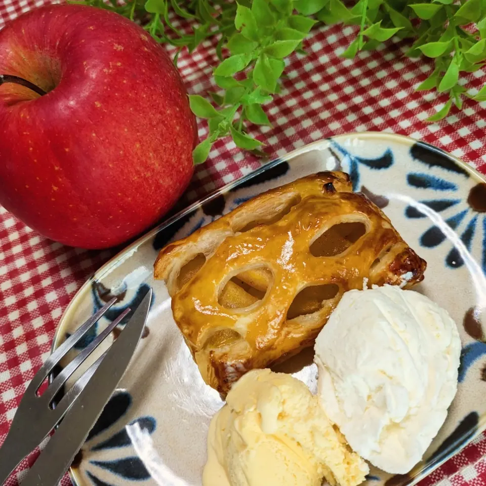 焼き立てアップルパイ🍎|katsunさん
