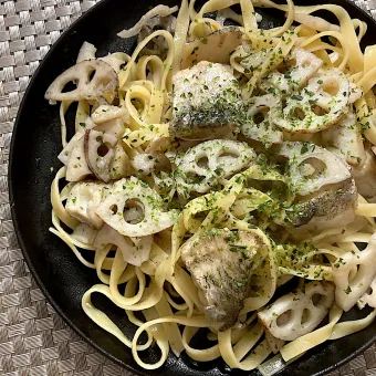 Snapdishの人気料理写真:アリものパスタ🍝蓮根入り