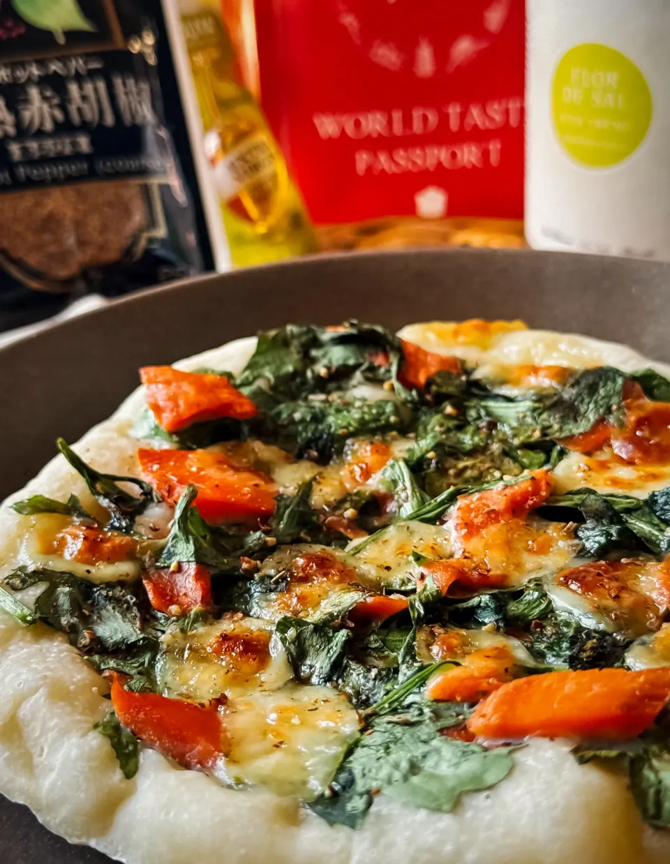 スモークサーモンと春菊のモッツァレラピッツァ🍕|にゃんぺこさん