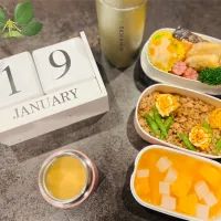 たんぽぽそぼろ丼弁当。ナゲット鮭コーンクリームスープなど。|MUY_Beeeeさん