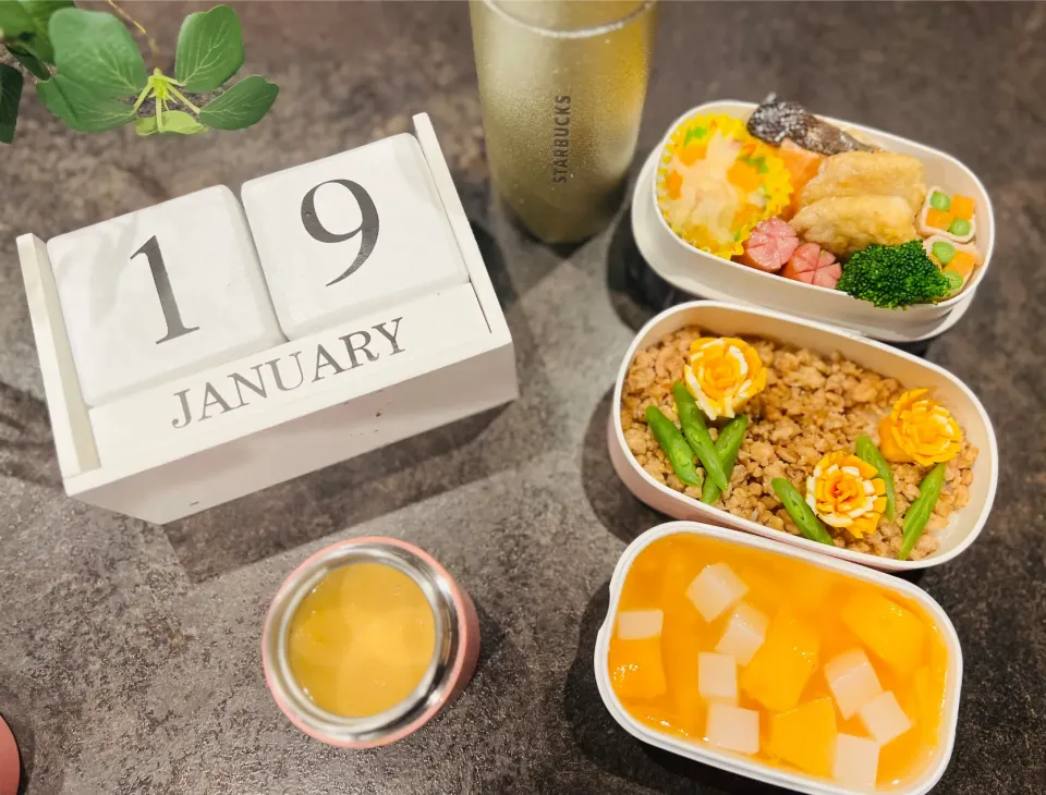 たんぽぽそぼろ丼弁当。ナゲット鮭コーンクリームスープなど。|MUY_Beeeeさん