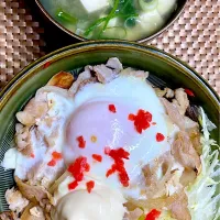 豚の生姜焼き丼|すくらんぶるえっぐさん