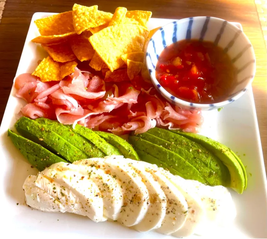 ワインのおつまみ色々🥑🥩🧀|KANAさん