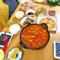トマトポトフ、4種のチーズピザ、揚げなすのみぞれ添え、オーシャンキングのサラダ、ゴロゴロローストビーフ、海老と玉子のアジアン炒め。| くろーぶやんさん