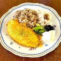 ランチ♯納豆オムレツ♯炊き込みご飯|小松菜さん