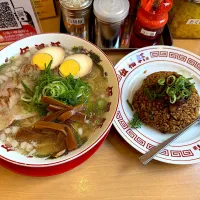背脂白醤油ラーメンに玉子と黒炒飯|マハロ菊池さん