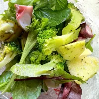 タコ🐙と野菜🥦🫛🥬バジルソースサラダ|🐧ペンギン2さん