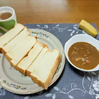 トーストしたヤマザキのダブルソフト、ポークカレー、ホットコーヒー、バナナ(朝ご飯)|enarinさん