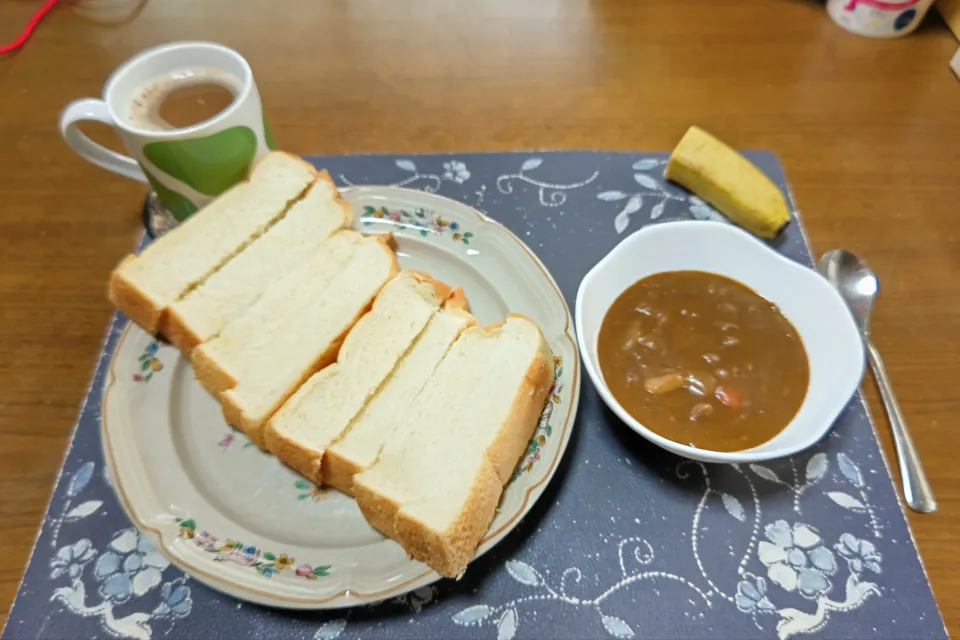 トーストしたヤマザキのダブルソフト、ポークカレー、ホットコーヒー、バナナ(朝ご飯)|enarinさん