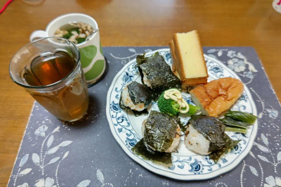 おにぎり、市販のカステラの切れ端、オギノパンのあげぱん、チョココロネ、茹でブロッコリー、野沢菜漬け、具材入りタマネギスープ、六条麦茶(昼飯)|enarinさん