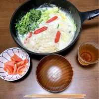 今日の晩ご飯　太切りうどん入り赤ウィンナーと白菜と春菊とえのきの中華風クリーム煮　昨日のアンコウ鍋に使った太切りうどん、白菜、春菊、えのきの残りと、一昨日の鉄板ナポリタンに使った赤ウィンナーの残りの消費メニューです。鶏ガラスープで出汁をとり、中華仕立てにしました。|なびさん