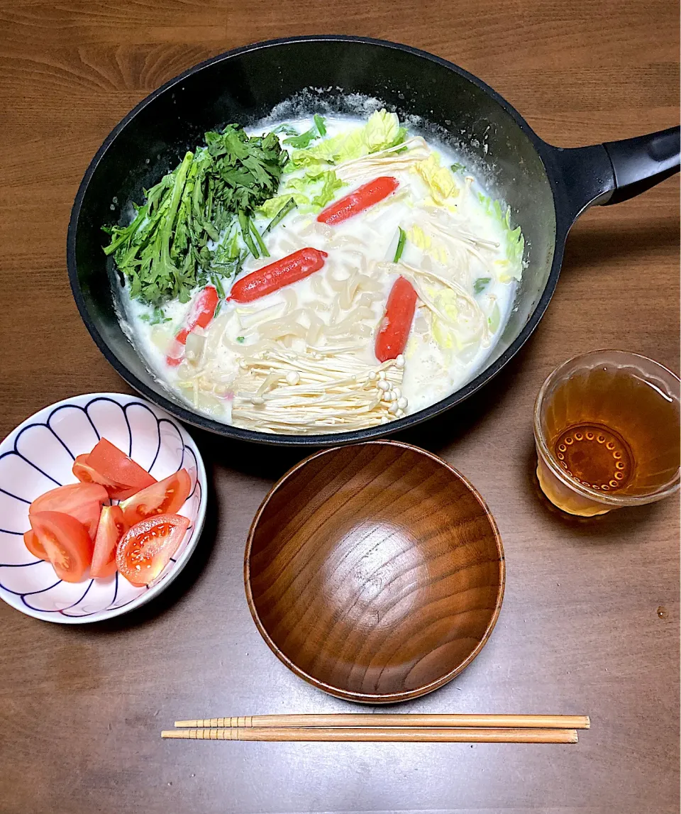 今日の晩ご飯　太切りうどん入り赤ウィンナーと白菜と春菊とえのきの中華風クリーム煮　昨日のアンコウ鍋に使った太切りうどん、白菜、春菊、えのきの残りと、一昨日の鉄板ナポリタンに使った赤ウィンナーの残りの消費メニューです。鶏ガラスープで出汁をとり、中華仕立てにしました。|なびさん