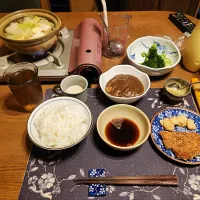 ご飯、寄せ鍋、ローストンカツ,じゃがいもの素揚げ,ポークカレー、茹でブロッコリー、六条麦茶、練乳かけ手作りミルクココアゼリー(夕飯)| enarinさん