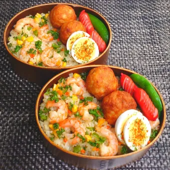 Snapdishの人気料理写真:母とムスコのラブラブおソロ♪高校ラストラブ弁!海老ピラフ＆からあげくん弁当