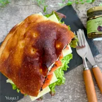 チーズとスモークサーモンとトリュフオリーブのフォカッチャサンド|ゆーこどんさん