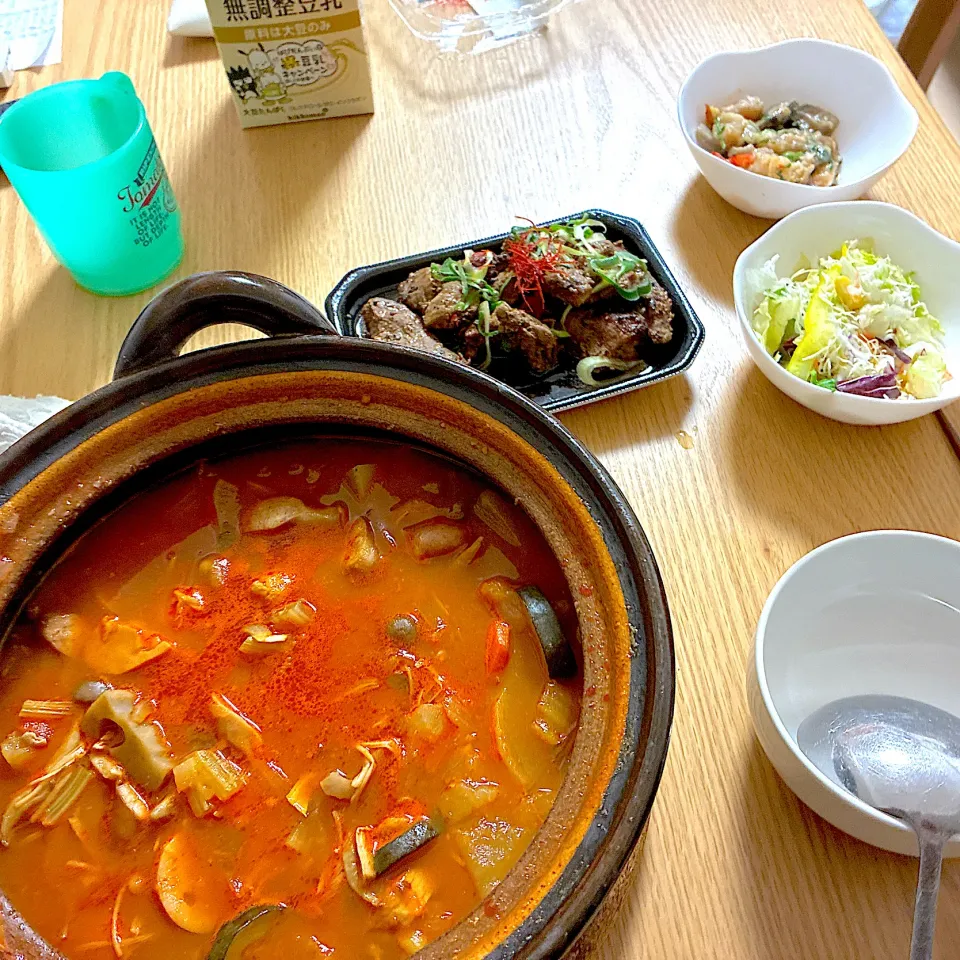 3種の出汁のトマトポトフ、山賊焼き、海老と玉子のアジアン炒め、ミニサラダ。|くろーぶやんさん