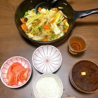 今日の晩ご飯　カレー風味八宝菜、トマトサラダ、大根とわかめの味噌汁　当初、家にある材料だけで作ろうと思い、白菜がそんなに残っていなかったので八宝菜風カレーを作ろうと思っていましたが、スーパーに行ったら袋入りカット白菜を売っていたので思わず買っちゃいました。それで白菜の量がどかっと増えてカレーではなく八宝菜を作らざるを得なくなり、カレー風味の八宝菜になっちゃいました。|なびさん