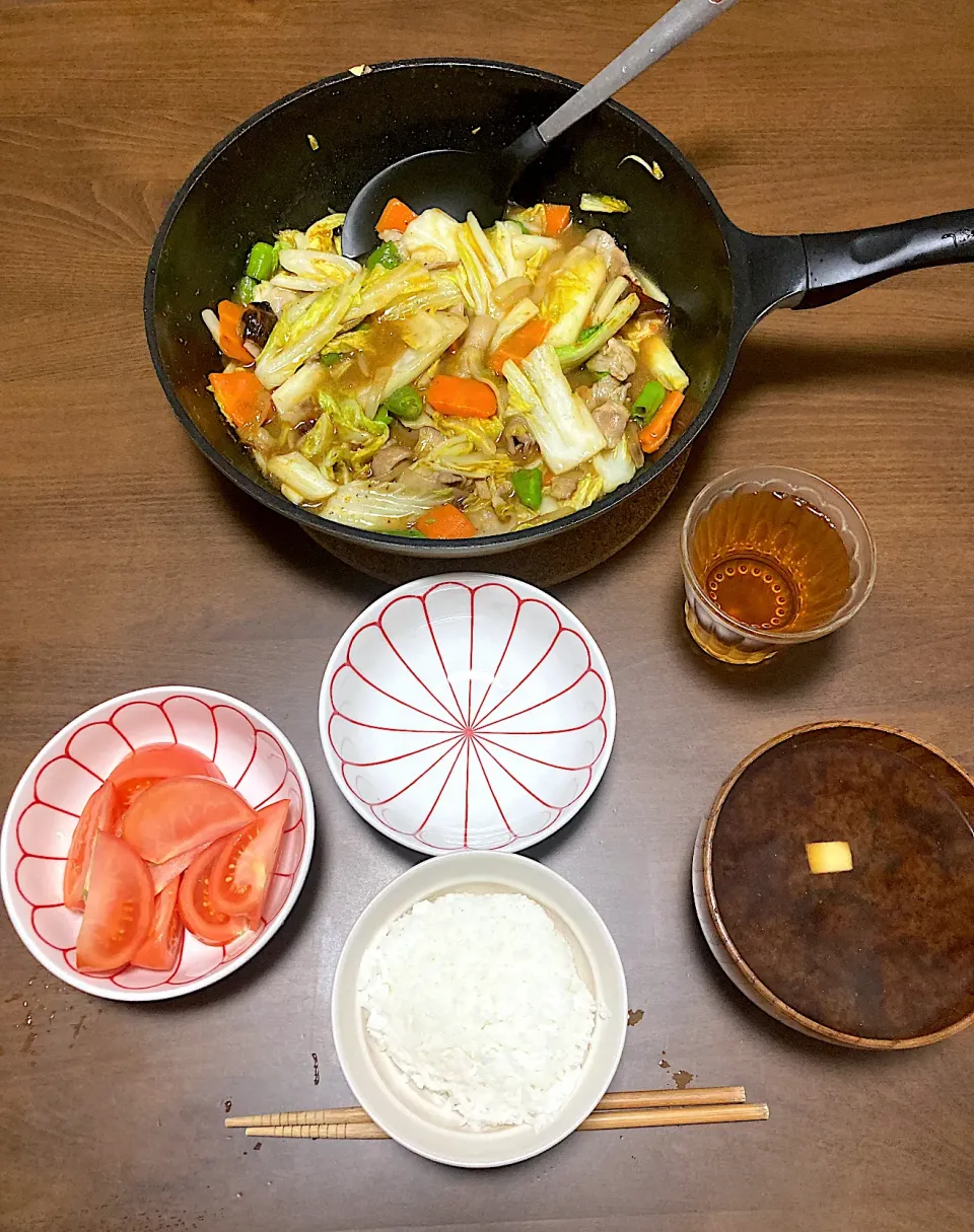 今日の晩ご飯　カレー風味八宝菜、トマトサラダ、大根とわかめの味噌汁　当初、家にある材料だけで作ろうと思い、白菜がそんなに残っていなかったので八宝菜風カレーを作ろうと思っていましたが、スーパーに行ったら袋入りカット白菜を売っていたので思わず買っちゃいました。それで白菜の量がどかっと増えてカレーではなく八宝菜を作らざるを得なくなり、カレー風味の八宝菜になっちゃいました。|なびさん