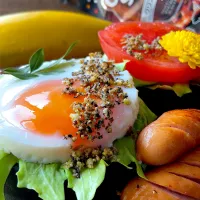 竹炭パンでオープンサンド