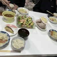 晩御飯☆塩豚☆わかめスープ☆サラダ☆カラスガレイの煮付け☆ロールキャベツのクリーム煮|Saharaさん