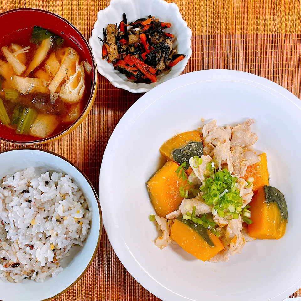 豚肉とかぼちゃの煮物♡ひじきの煮物♡お味噌汁♡|まゆかさん