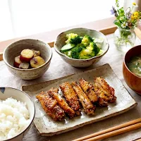 手羽中の甘辛焼き、さつまいも塩バター、レタスとブロッコリーのサラダ、豆苗とエノキのスープ、ご飯|caoさん