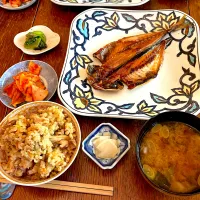 晩ごはん♯鯵味醂干し♯鶏ごぼう炊き込みご飯|小松菜さん