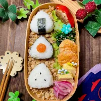 そぼろこにぎり弁当|Akiyoෆ¨̮⑅さん