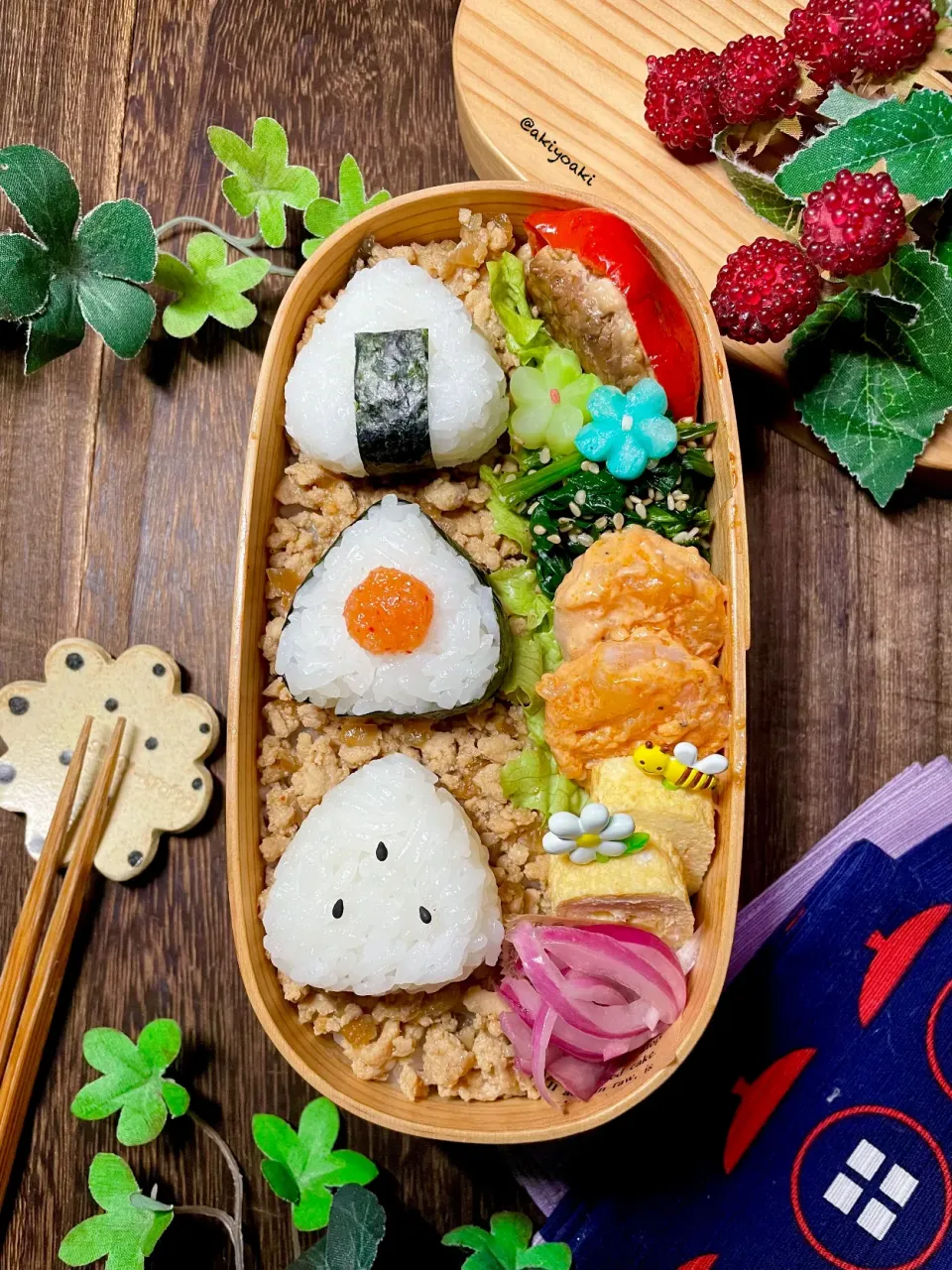 そぼろこにぎり弁当|Akiyoෆ¨̮⑅さん