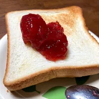 いちごジャムトースト|はっちぃさん