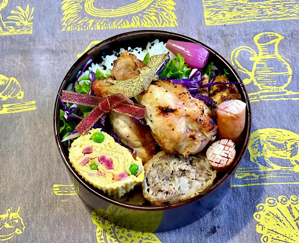 手羽元スパイス焼き、鯖カレーソース煮、紅生姜とグリーンピースの出し巻き卵|めみさん