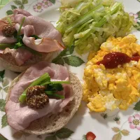 メルシーのハムを使って、冷蔵庫のある物で✨今日も寒いらしく、皆さまお気をつけて下さい‼️またもやパクチー🌿を買ってきたので、ハムの上はパクチーと粒マスタードのみです✨パクチーは少ないですが、少し多めにゆがいたので、たっぷりと食べます😊|tamemitiさん