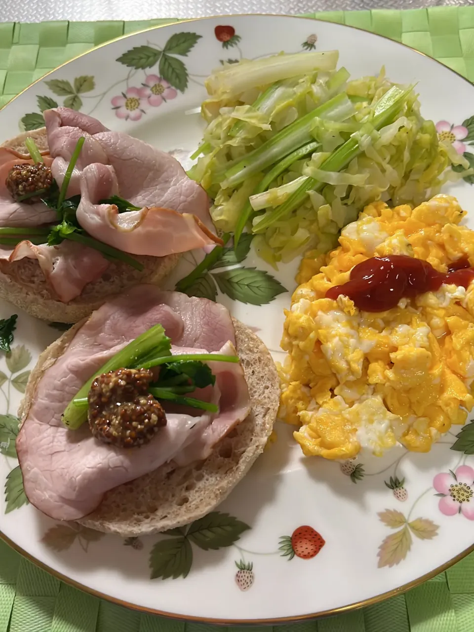 メルシーのハムを使って、冷蔵庫のある物で✨今日も寒いらしく、皆さまお気をつけて下さい‼️またもやパクチー🌿を買ってきたので、ハムの上はパクチーと粒マスタードのみです✨パクチーは少ないですが、少し多めにゆがいたので、たっぷりと食べます😊|tamemitiさん