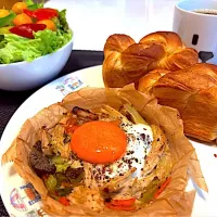 休日自宅モーニング　サラダ、デニッシュ、チキン＆エッグ、珈琲|マニラ男さん