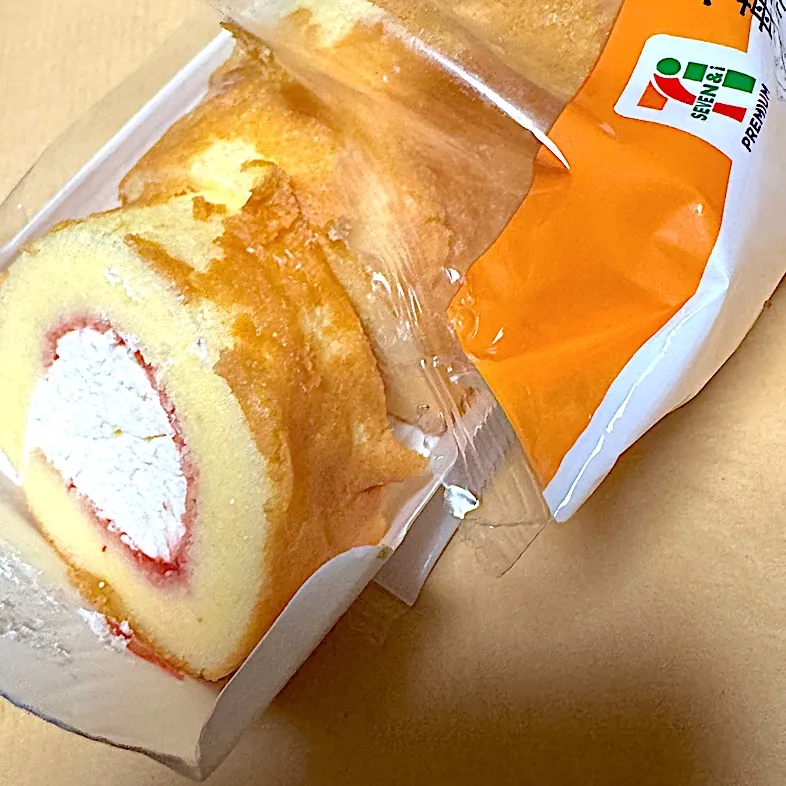 セブンのふあもちロールケーキ🍰|🐧ペンギン2さん