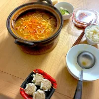 トマトポトフの〆うどん、肉焼売、温野菜、キムチ。|くろーぶやんさん