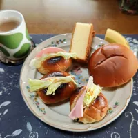 レーズンロールパントーストサンドイッチ、安納芋クリームパン、カステラの切れ端、ホットコーヒー、バナナ(朝ご飯)| enarinさん