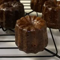 とんちんさんの料理 sucreroomさんの料理 カヌレ焼きました(∩´∀`∩)︎💕︎💕外はカリッと中はもちもちで、めちゃめちゃ美味しいです(∩´∀`∩)︎💕︎💕テフロン加工の型でバターを塗って焼きました☝️ ~seriaの型でショコラカヌレ