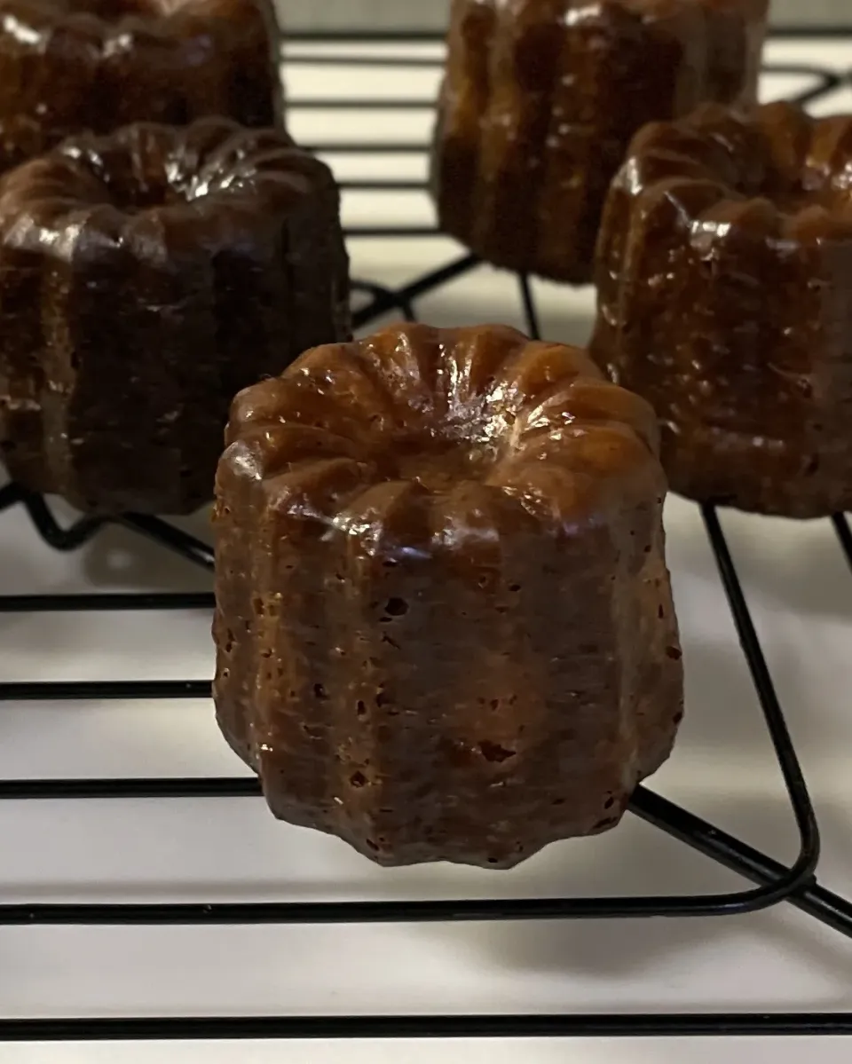 とんちんさんの料理 sucreroomさんの料理 カヌレ焼きました(∩´∀`∩)︎💕︎💕外はカリッと中はもちもちで、めちゃめちゃ美味しいです(∩´∀`∩)︎💕︎💕テフロン加工の型でバターを塗って焼きました☝️ ~seriaの型でショコラカヌレ|sucreroomさん