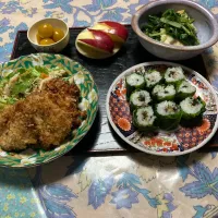 grandmaの晩ごはん☆ 今夜は高菜漬け巻き…水菜と厚揚げのアッサリ煮…
鶏胸肉のフライ…
孫のおすすめサラダのアルモンデだからアレンジ…切り干し大根は入れましたよ…
頂きます|kaoriさん