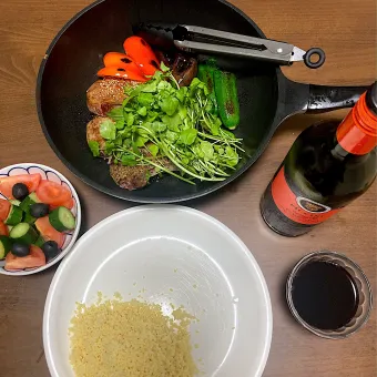 Snapdishの人気料理写真:今日の晩ご飯　ラムチョップのロースト3種ーミックスハーブのプロバンス風、クミン等のスパイス効かせたケバブ風、焼肉のタレに漬けた韓国風、彩り野菜のグリルとクレソン、地中海サラダ、クスクス、トスカーナの赤ワイン（878円）