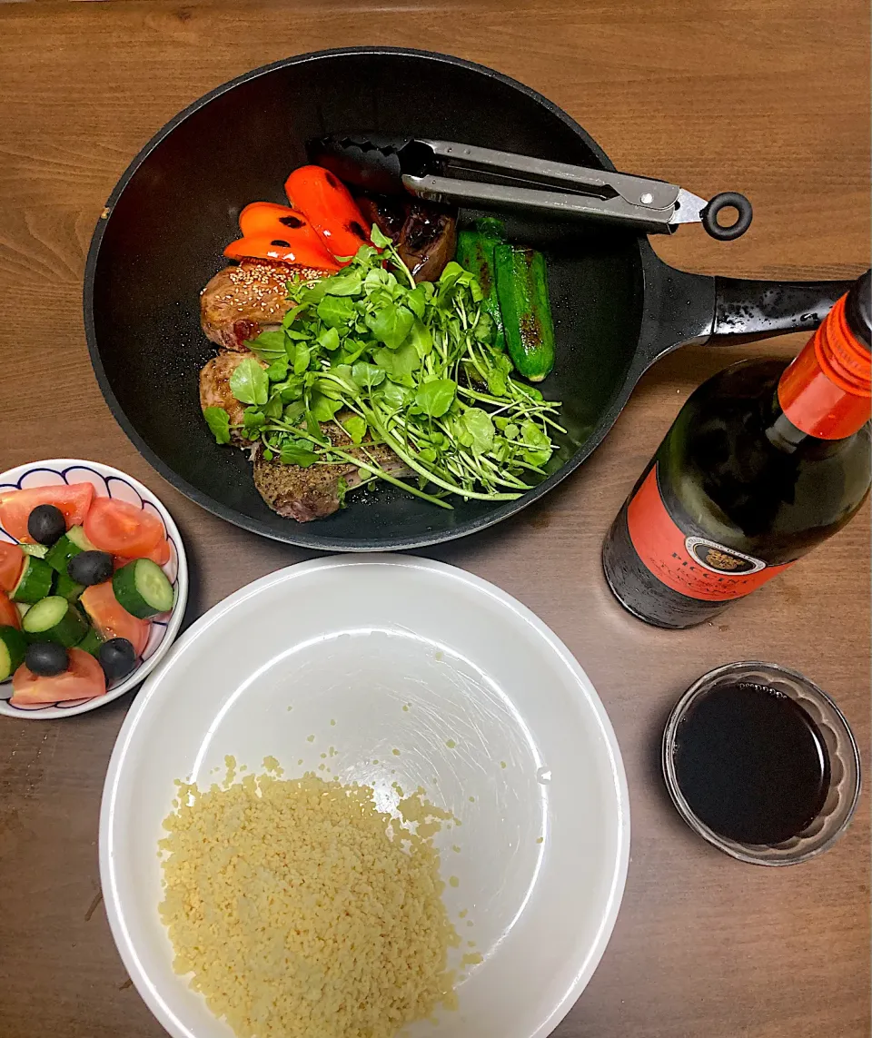 今日の晩ご飯　ラムチョップのロースト3種ーミックスハーブのプロバンス風、クミン等のスパイス効かせたケバブ風、焼肉のタレに漬けた韓国風、彩り野菜のグリルとクレソン、地中海サラダ、クスクス、トスカーナの赤ワイン（878円）|なびさん